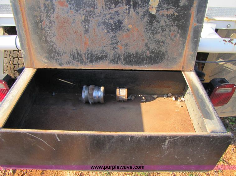 image for item 3123 1995 Ford F800 water truck