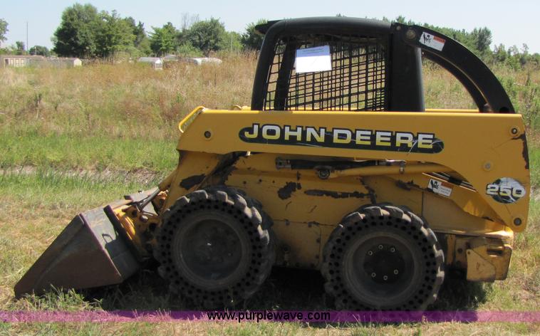 image for item 3136 1999 John Deere 250 skid steer
