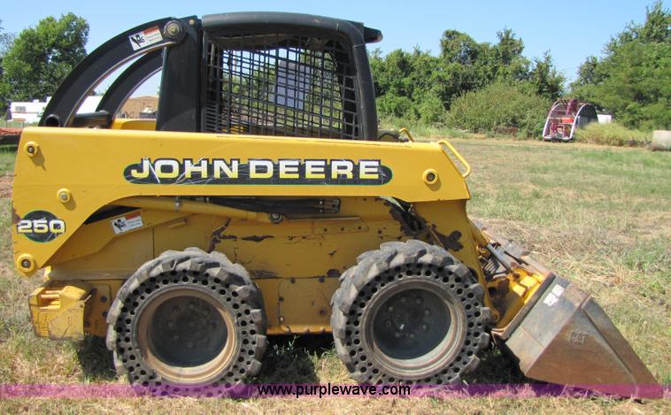 image for item 3136 1999 John Deere 250 skid steer