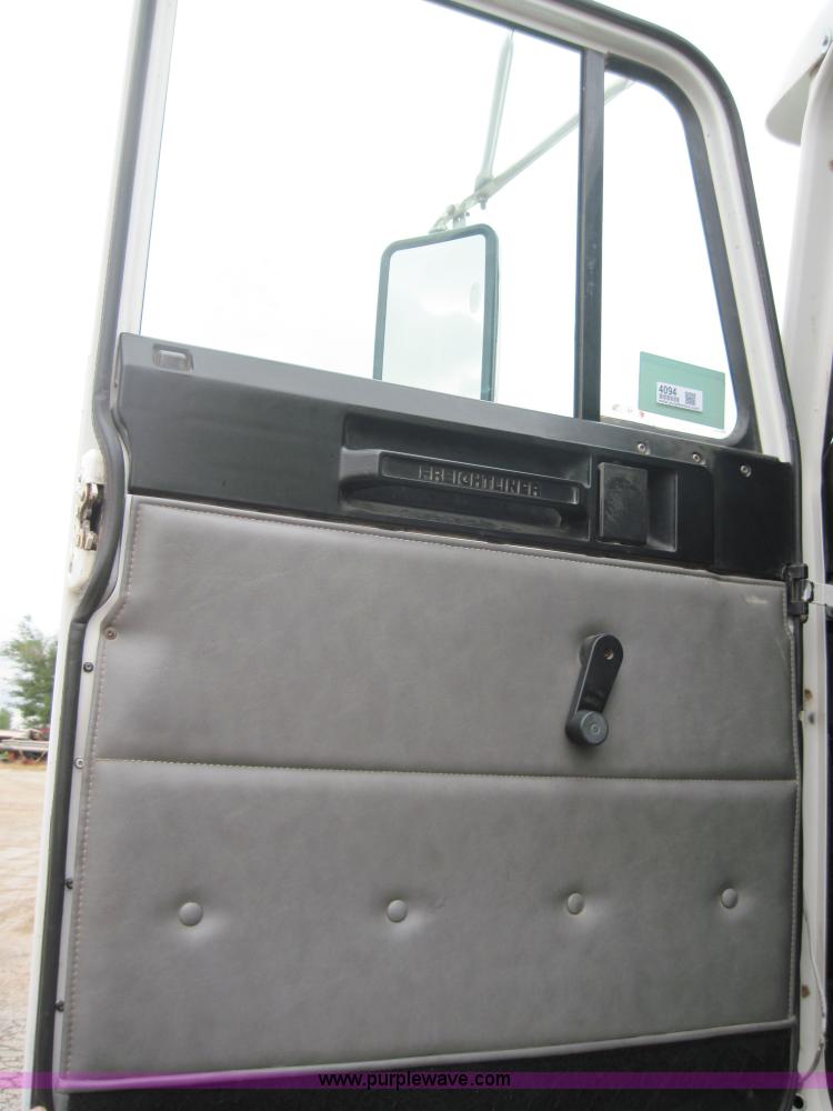 image for item 4094 1995 Freightliner FLD120