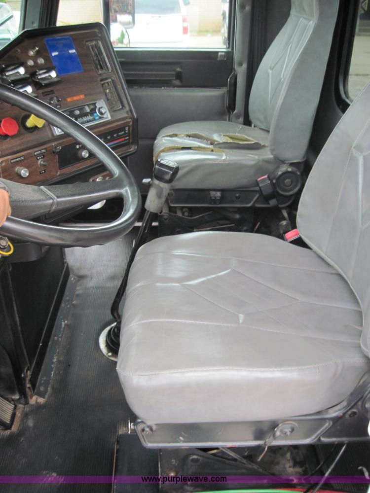 image for item 4094 1995 Freightliner FLD120