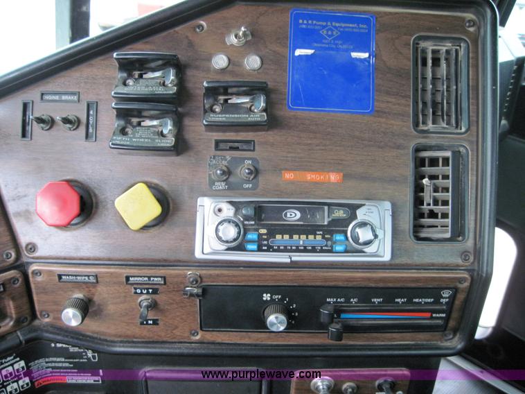 image for item 4094 1995 Freightliner FLD120