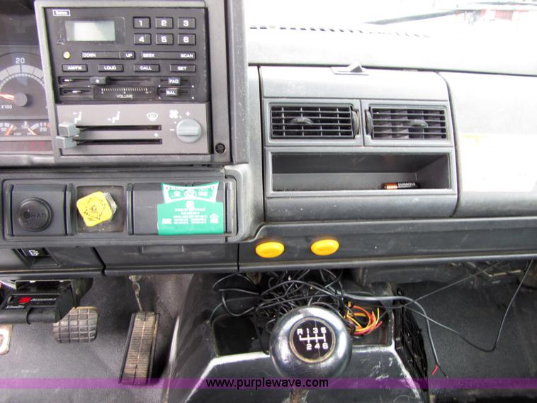 image for item 5267 2000 GMC C7500 bucket truck