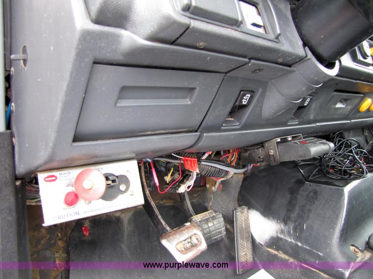 image for item 5267 2000 GMC C7500 bucket truck