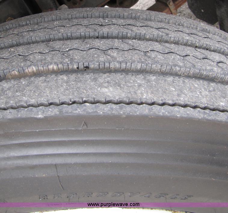 image for item 5267 2000 GMC C7500 bucket truck