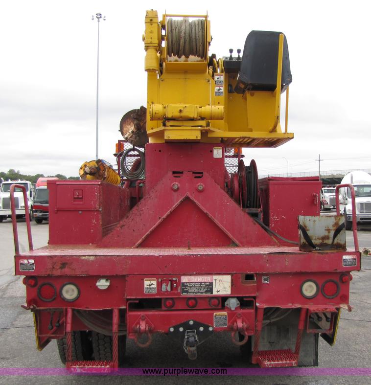 image for item 5268 2000 GMC C7500 digger derrick truck