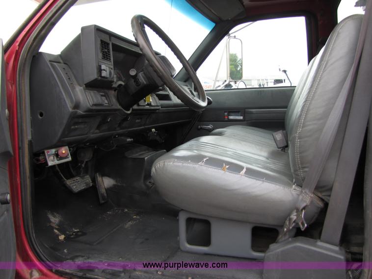 image for item 5268 2000 GMC C7500 digger derrick truck