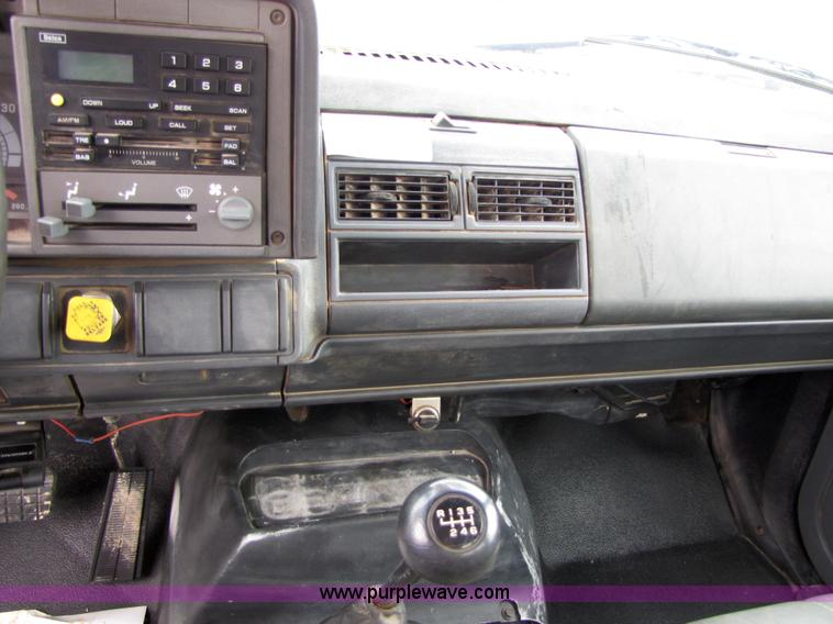 image for item 5268 2000 GMC C7500 digger derrick truck