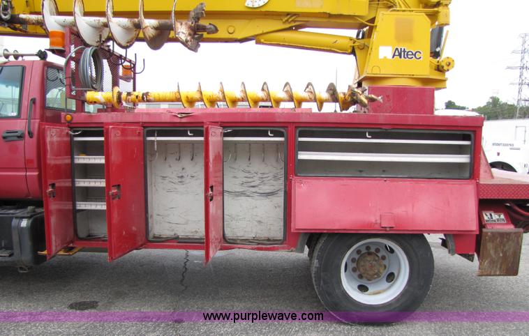 image for item 5268 2000 GMC C7500 digger derrick truck