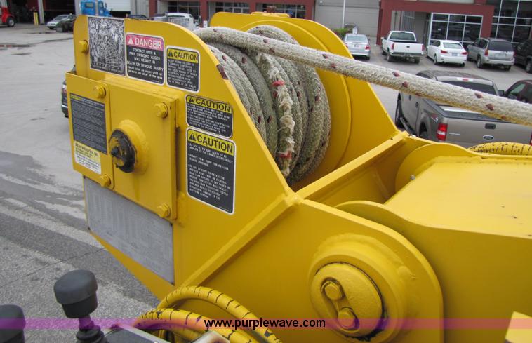 image for item 5268 2000 GMC C7500 digger derrick truck