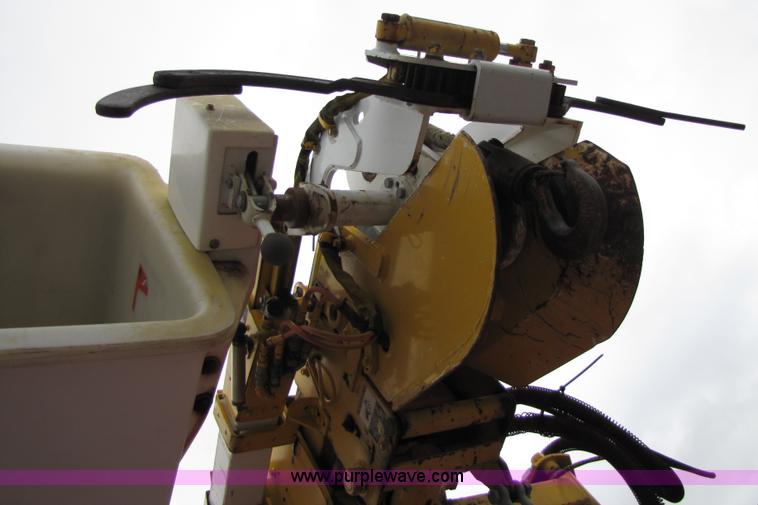 image for item 5268 2000 GMC C7500 digger derrick truck