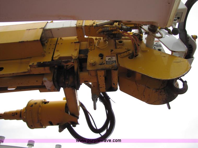 image for item 5268 2000 GMC C7500 digger derrick truck