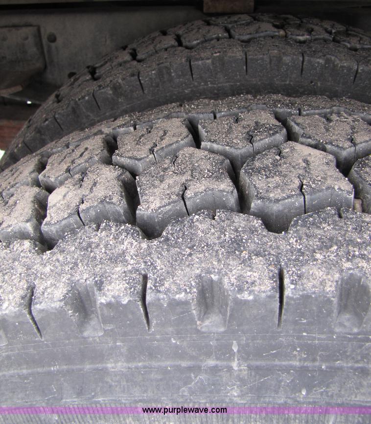 image for item 5268 2000 GMC C7500 digger derrick truck