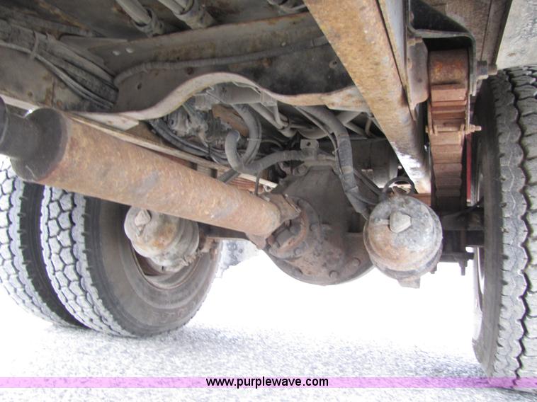 image for item 5268 2000 GMC C7500 digger derrick truck