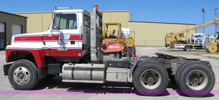 image for item 5270 1994 Ford LT9000 semi truck