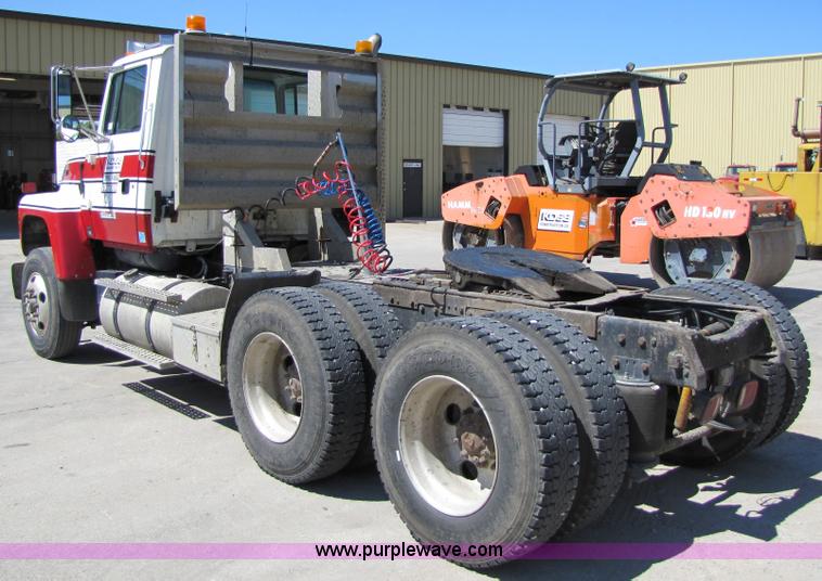 image for item 5270 1994 Ford LT9000 semi truck