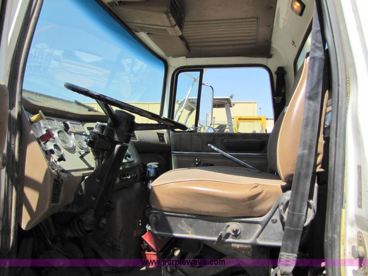 image for item 5270 1994 Ford LT9000 semi truck