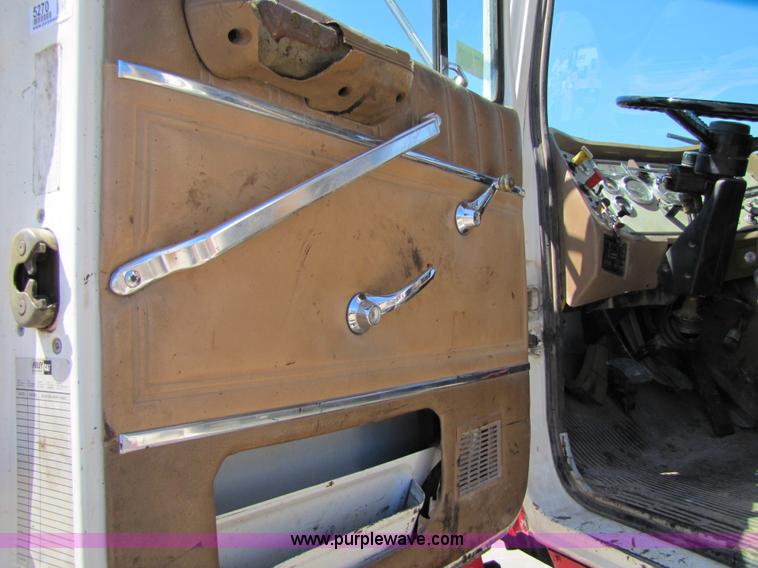 image for item 5270 1994 Ford LT9000 semi truck