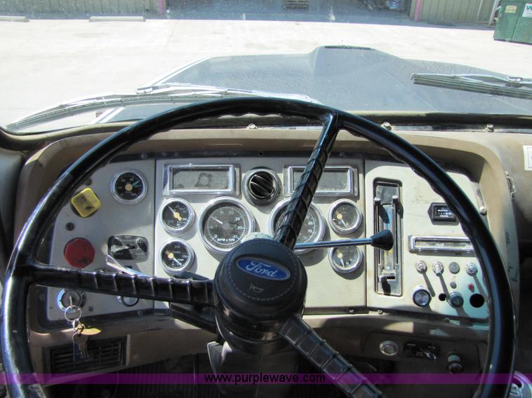 image for item 5270 1994 Ford LT9000 semi truck