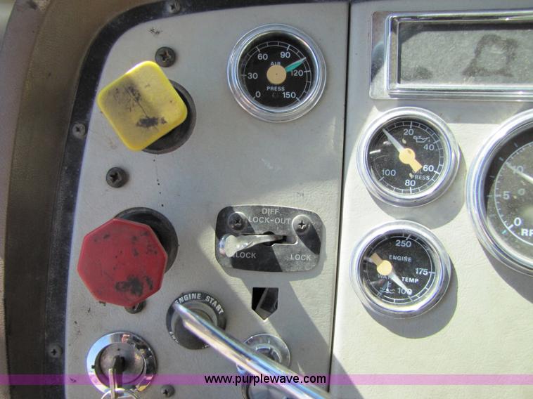 image for item 5270 1994 Ford LT9000 semi truck