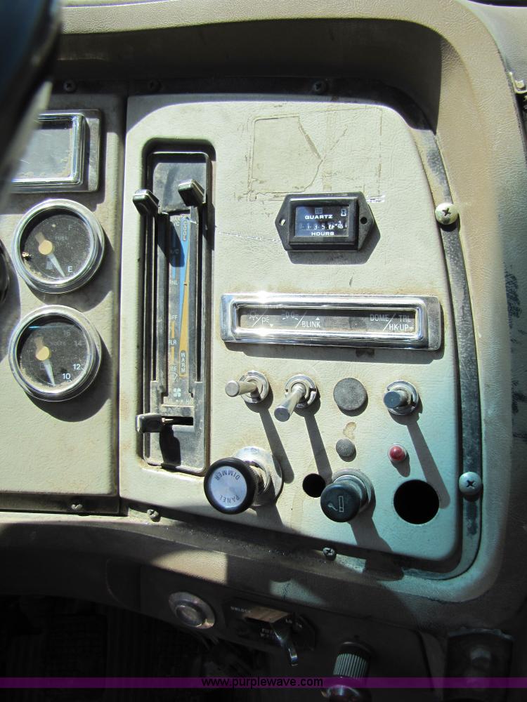 image for item 5270 1994 Ford LT9000 semi truck