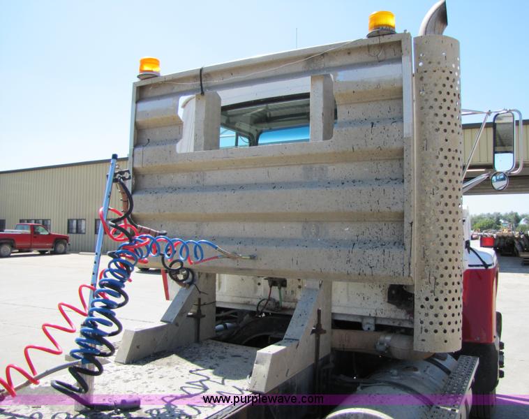 image for item 5270 1994 Ford LT9000 semi truck