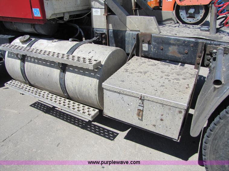 image for item 5270 1994 Ford LT9000 semi truck