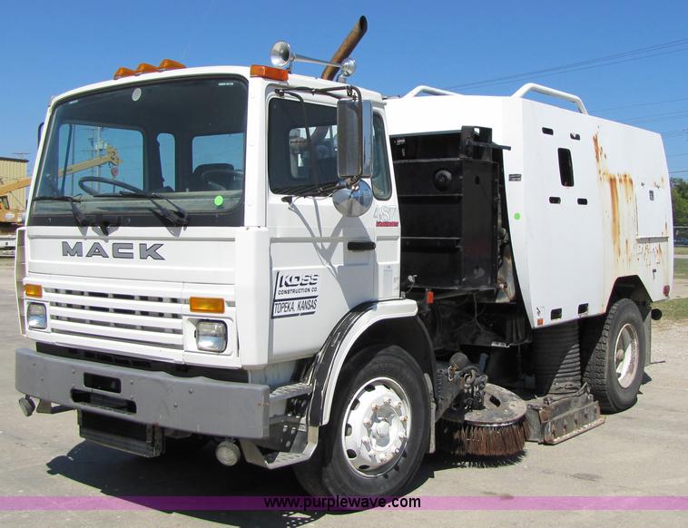 image for item 5277 1998 Mack Manager MS250P street sweeper vac