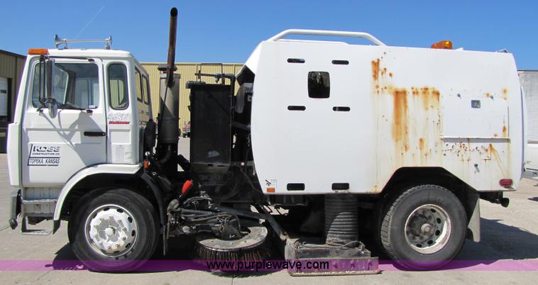 image for item 5277 1998 Mack Manager MS250P street sweeper vac