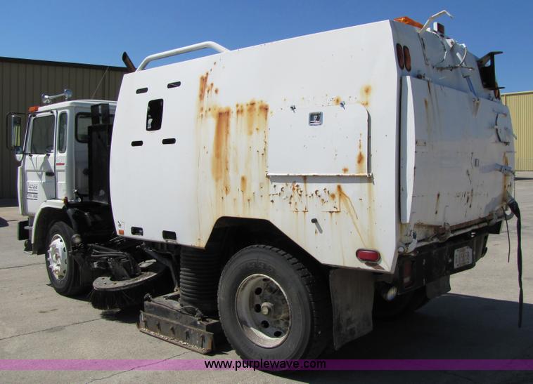 image for item 5277 1998 Mack Manager MS250P street sweeper vac