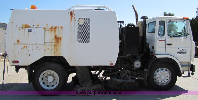 image for item 5277 1998 Mack Manager MS250P street sweeper vac