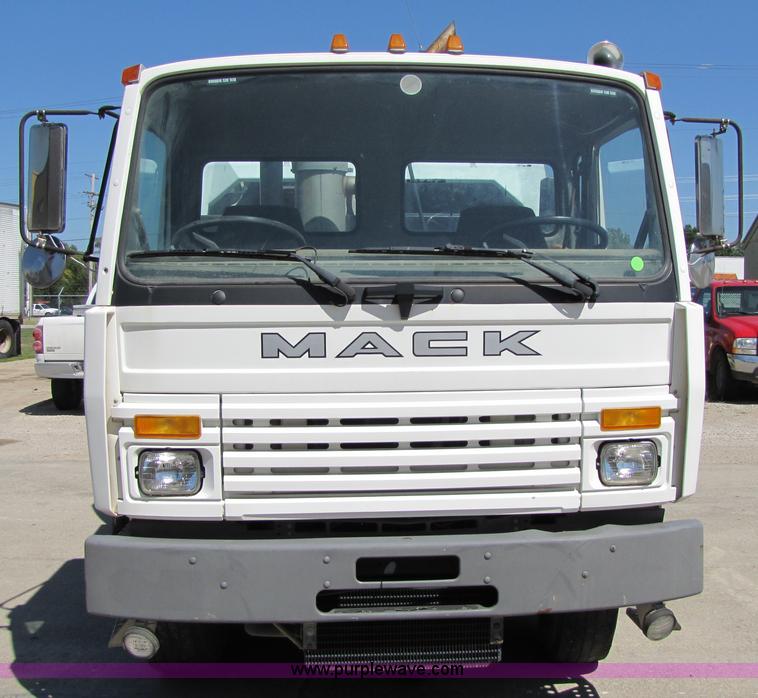 image for item 5277 1998 Mack Manager MS250P street sweeper vac