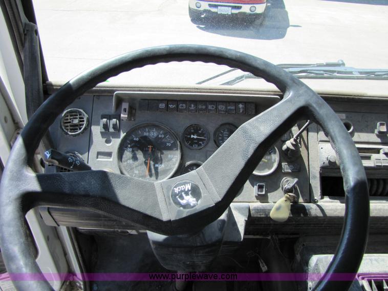 image for item 5277 1998 Mack Manager MS250P street sweeper vac