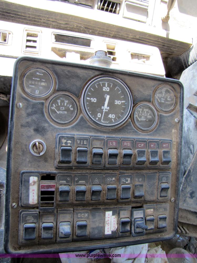 image for item 5277 1998 Mack Manager MS250P street sweeper vac