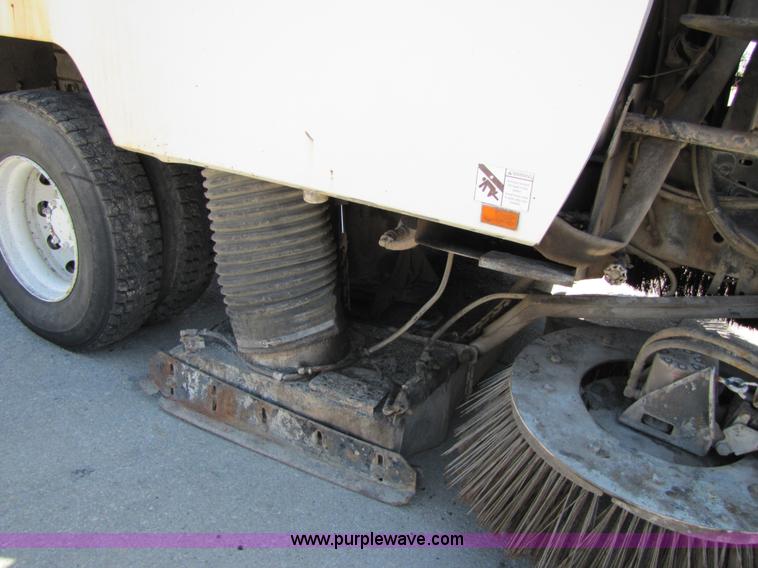 image for item 5277 1998 Mack Manager MS250P street sweeper vac