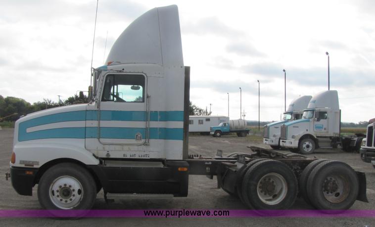 image for item 5289 1996 Kenworth Construct T400B semi truck