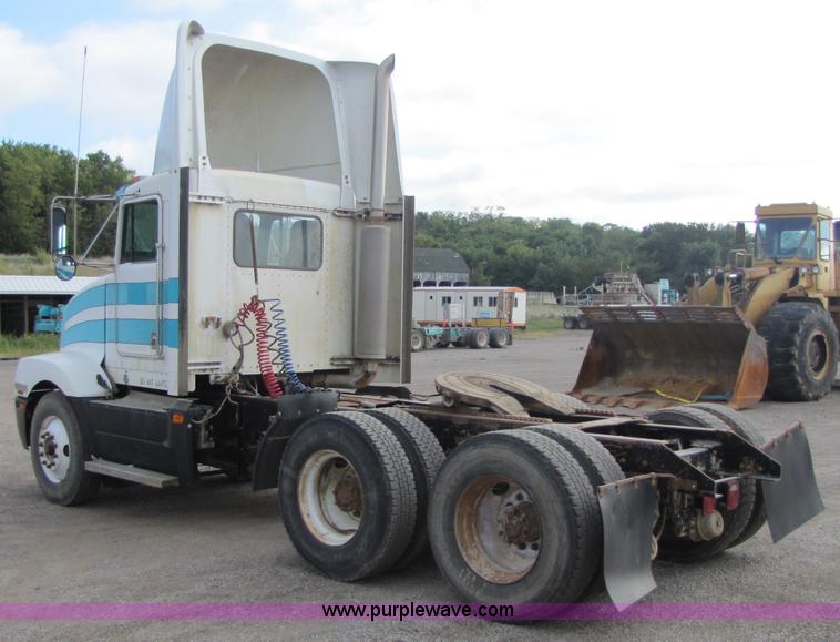 image for item 5289 1996 Kenworth Construct T400B semi truck