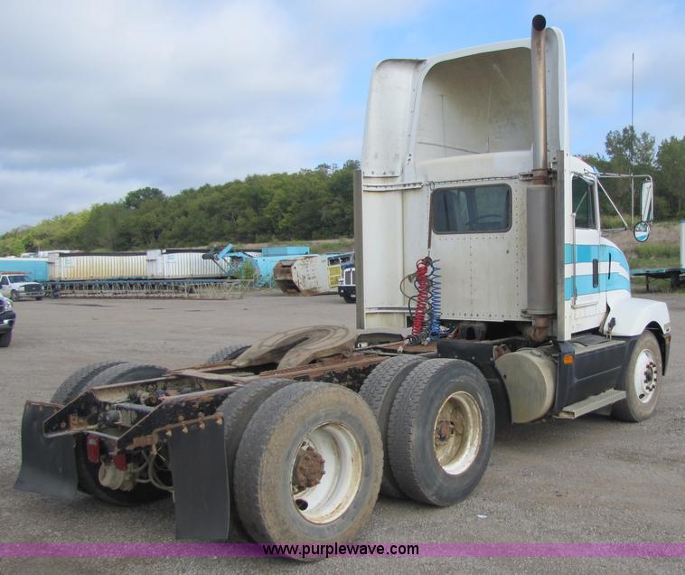 image for item 5289 1996 Kenworth Construct T400B semi truck