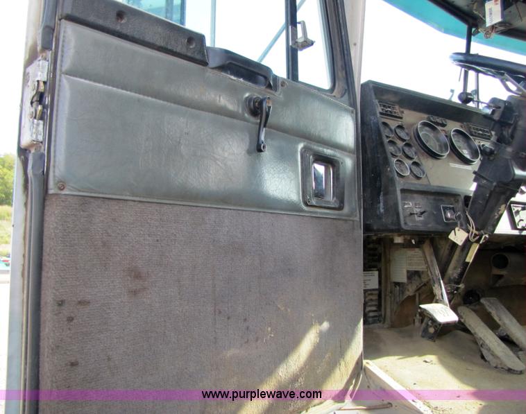 image for item 5289 1996 Kenworth Construct T400B semi truck