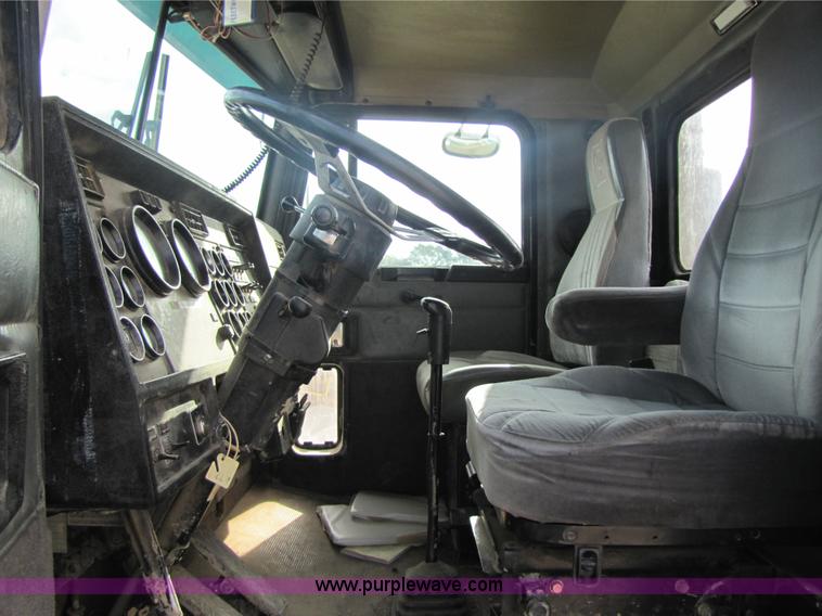 image for item 5289 1996 Kenworth Construct T400B semi truck