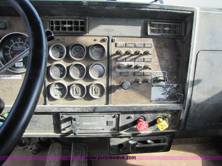 image for item 5289 1996 Kenworth Construct T400B semi truck