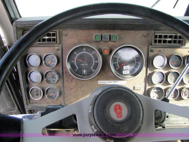 image for item 5289 1996 Kenworth Construct T400B semi truck