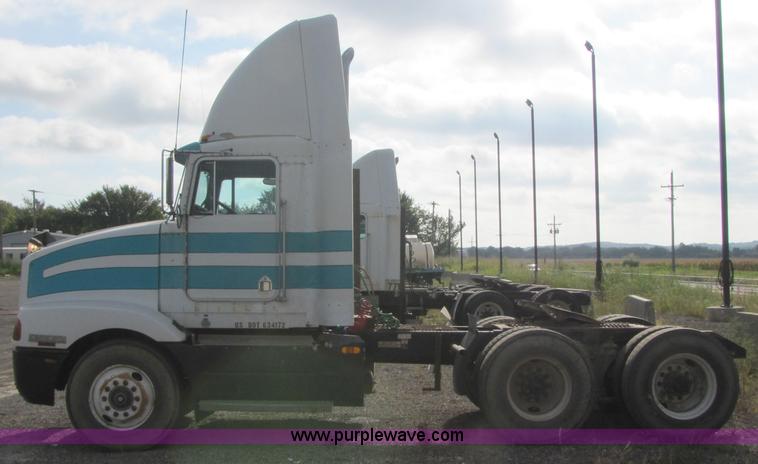image for item 5290 1995 Kenworth Construct T400 semi truck
