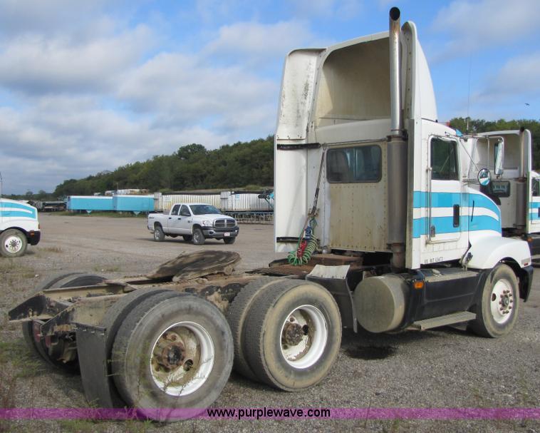 image for item 5290 1995 Kenworth Construct T400 semi truck