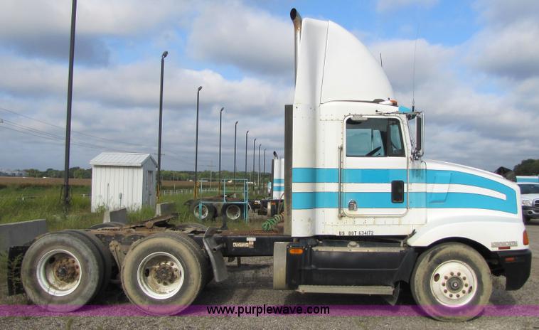 image for item 5290 1995 Kenworth Construct T400 semi truck