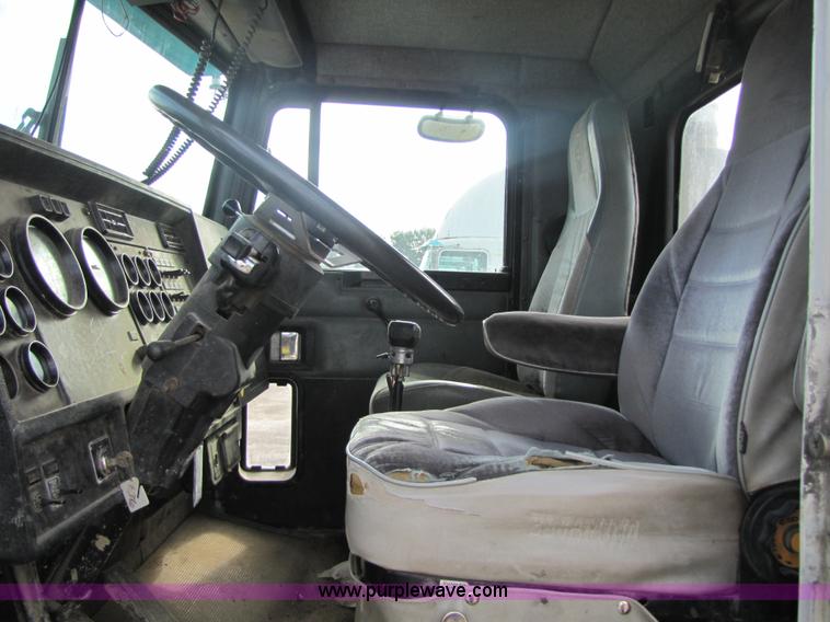 image for item 5290 1995 Kenworth Construct T400 semi truck