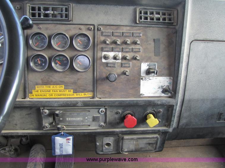 image for item 5290 1995 Kenworth Construct T400 semi truck