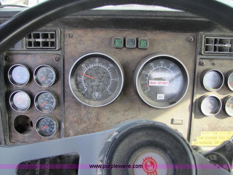 image for item 5290 1995 Kenworth Construct T400 semi truck