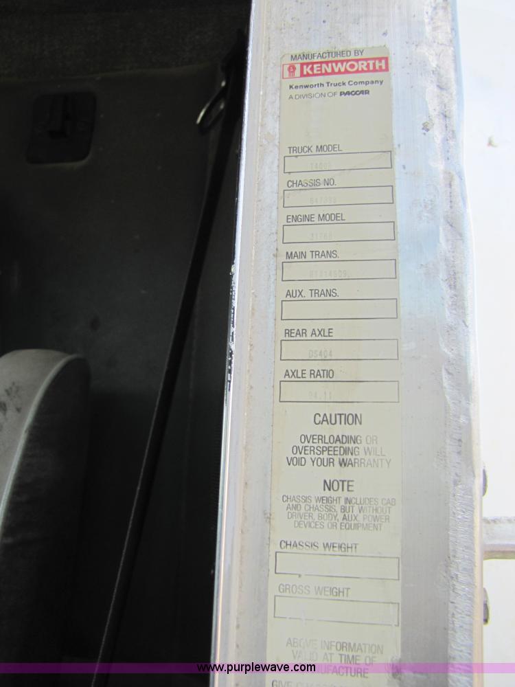 image for item 5290 1995 Kenworth Construct T400 semi truck