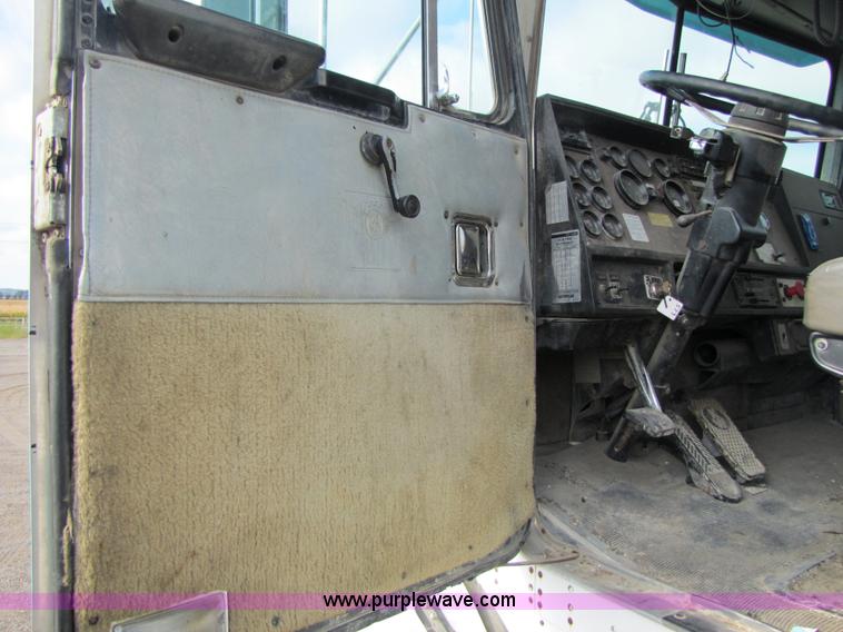 image for item 5291 1992 Kenworth Construct T400 semi truck